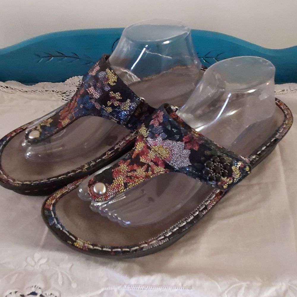 - Algeria Open Toe Sandals - Picture 2 of 11